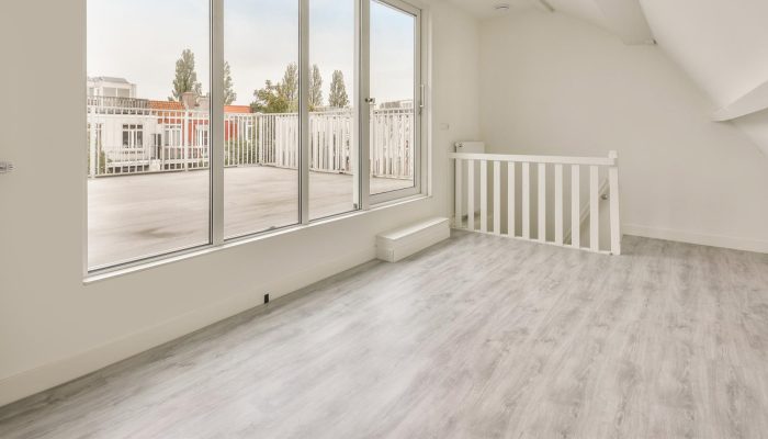 empty-room-upper-floor-with-door-entering-balmmmmmmmcony (1)